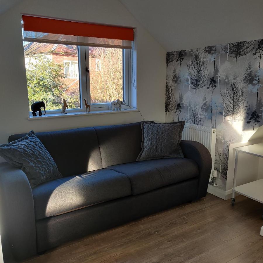 Delightful & Picturesque Modern Detached Apartment, Next To Chester Zoo, Near Park And Ride To City Centre מראה חיצוני תמונה