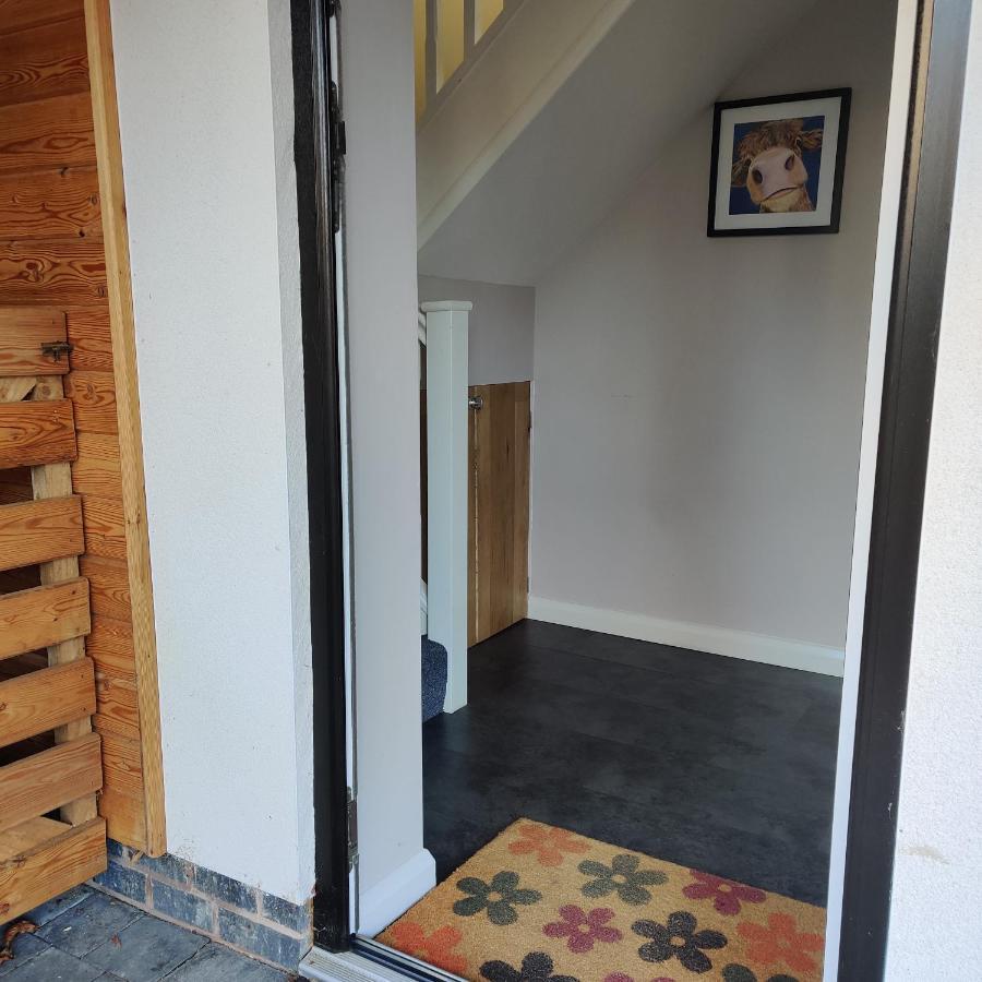 Delightful & Picturesque Modern Detached Apartment, Next To Chester Zoo, Near Park And Ride To City Centre מראה חיצוני תמונה